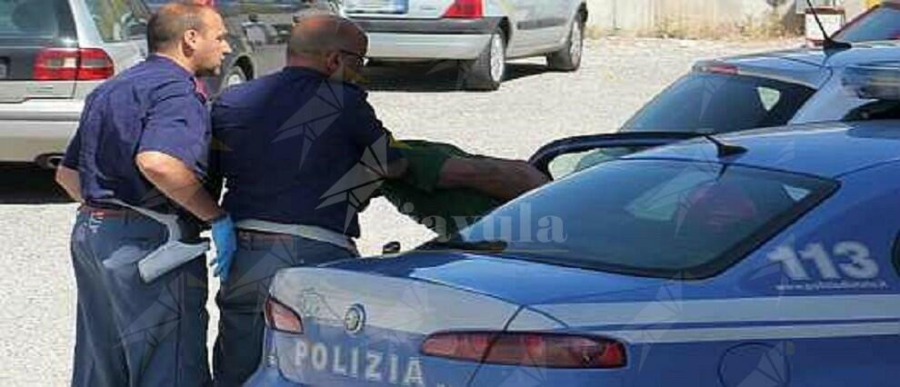Calabria: Si barrica in casa e aggredisce il padre, arrestato dalla polizia