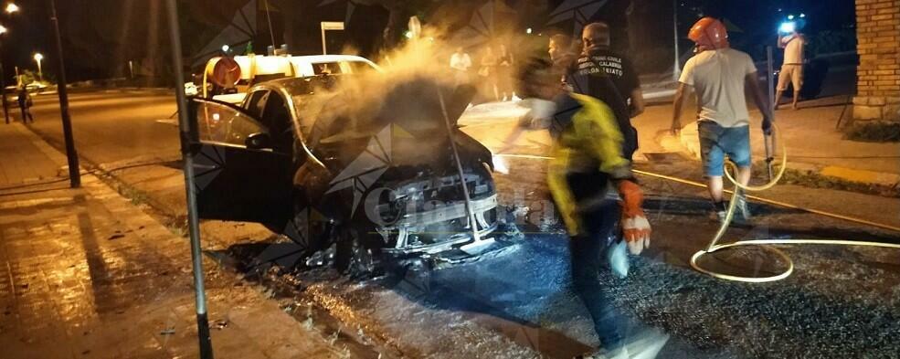 Auto prende fuoco a Caulonia marina, tempestivo l’intervento della Protezione Civile