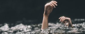 Entra in acqua e la corrente lo trascina al largo. Salvataggio eroico nel reggino item-thumbnail