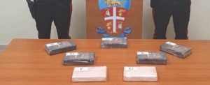 Poliziotto fermato in auto dai carabinieri a Locri con moglie e figlio. Trasportava 7,5 kg di cocaina item-thumbnail