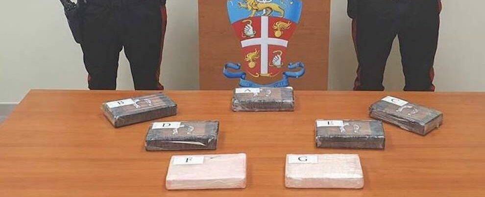 Poliziotto fermato in auto dai carabinieri a Locri con moglie e figlio. Trasportava 7,5 kg di cocaina