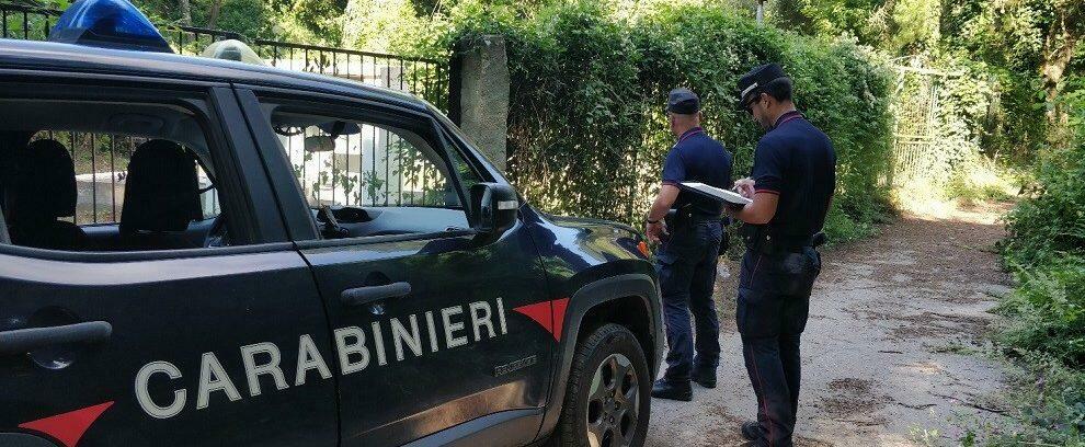 Sorpresi in possesso di marijuana, una pistola rubata e oltre 7 mila euro in contanti. Arrestati coniugi