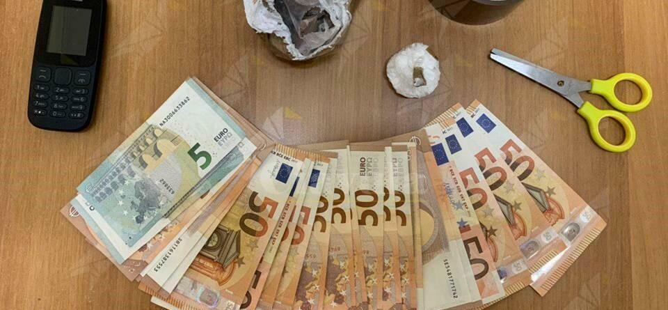 Beccato con 200 grammi di eroina, 12 di cocaina e 1.210 euro in contanti. Arrestato