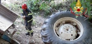 Si ribalta col trattore. Soccorso dai vigili del fuoco item-thumbnail