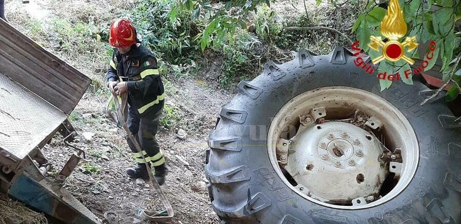 Si ribalta col trattore. Soccorso dai vigili del fuoco