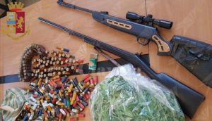 Trovato in possesso di hashish, marijuana, una carabina, un fucile e diverse munizioni item-thumbnail