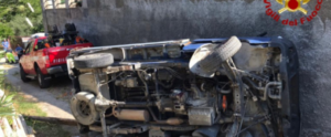Incidente: auto si ribalta e il conducente rimane incastrato tra le lamiere item-thumbnail
