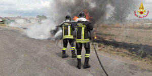 Auto in fiamme, intervengono i vigili del fuoco item-thumbnail