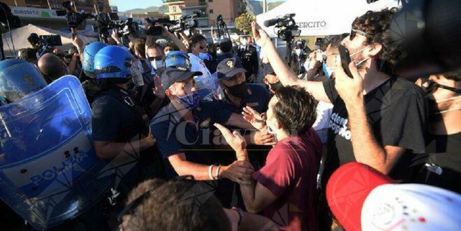 Salvini cacciato da Mondragone da pensionati e lavoratori