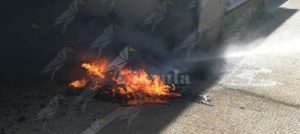 Incendiati i cassonetti al cimitero e danneggiate le lapidi. Lo sdegno di Falcomatà item-thumbnail