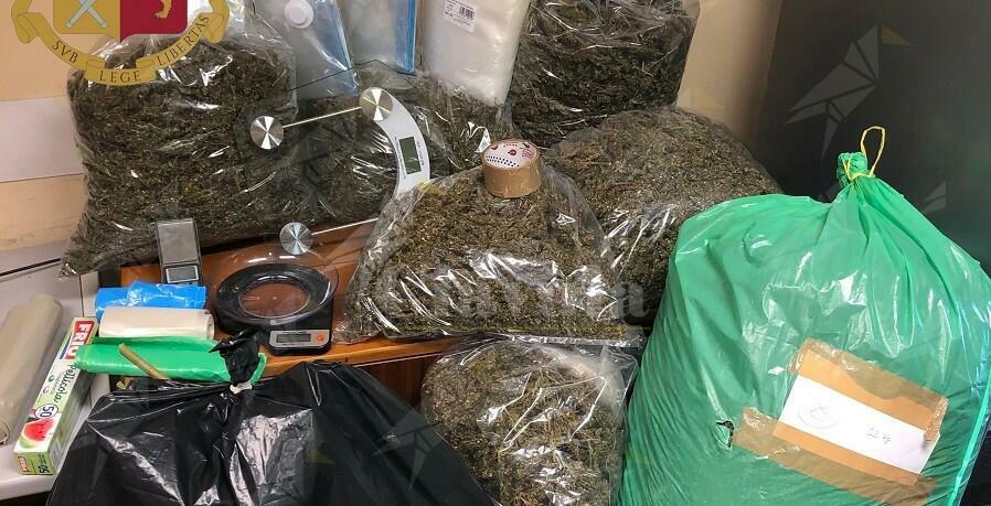 Nascondevano in casa 40 kg di marijuana