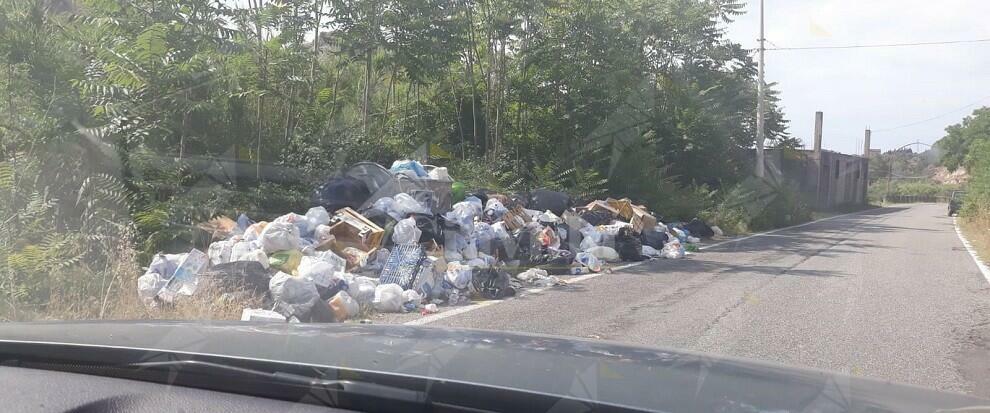 Segnalazione da un lettore: “La strada tra Gioiosa marina e Junchi è una discarica”