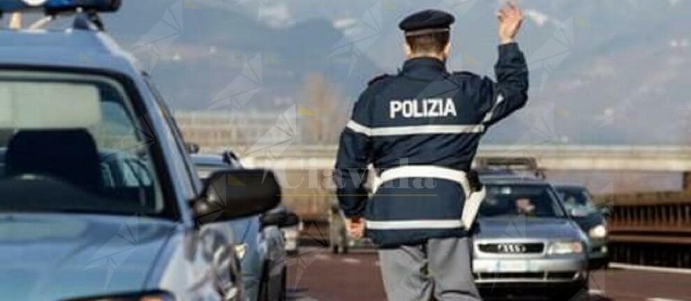 Viaggia in autostrada con 32 kg di marijuana, arrestato