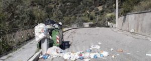 Rifiuti in strada a Santa Domenica di Placanica item-thumbnail