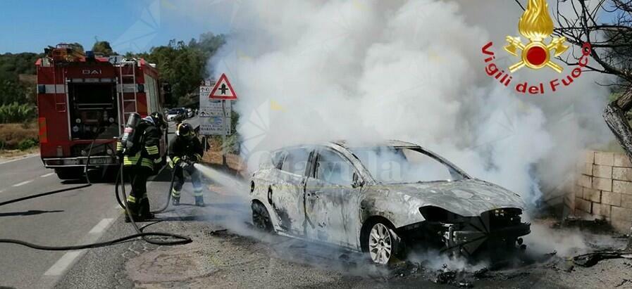 Auto di un pensionato distrutta dalle fiamme