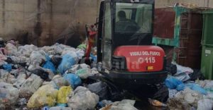Cumuli di rifiuti incendiati, intervengono i vigili del fuoco item-thumbnail