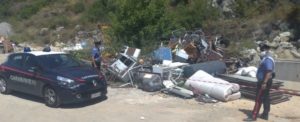 Sequestrata un’altra discarica abusiva nel reggino. Nell’area diversi quintali di rifiuti pericolosi item-thumbnail