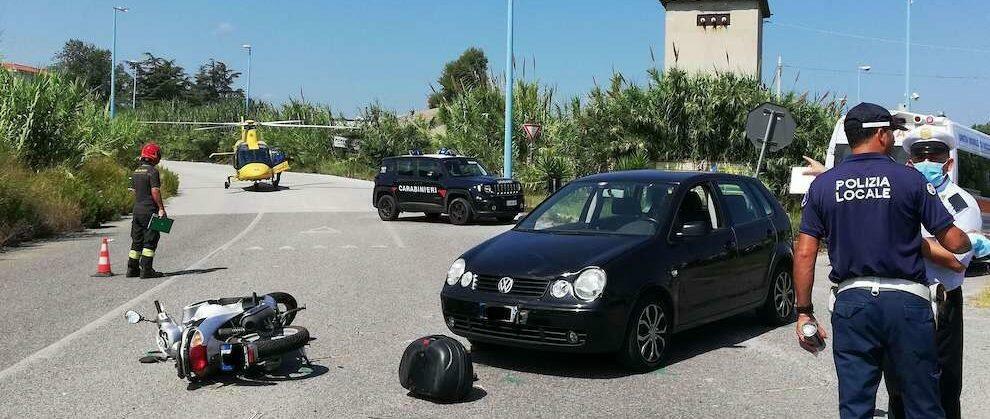 Violento scontro tra auto e moto in Calabria, necessario l’intervento dell’elisoccorso