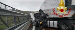 Camion contro guardrail, traffico bloccato sulla A2 nel tratto calabrese item-thumbnail
