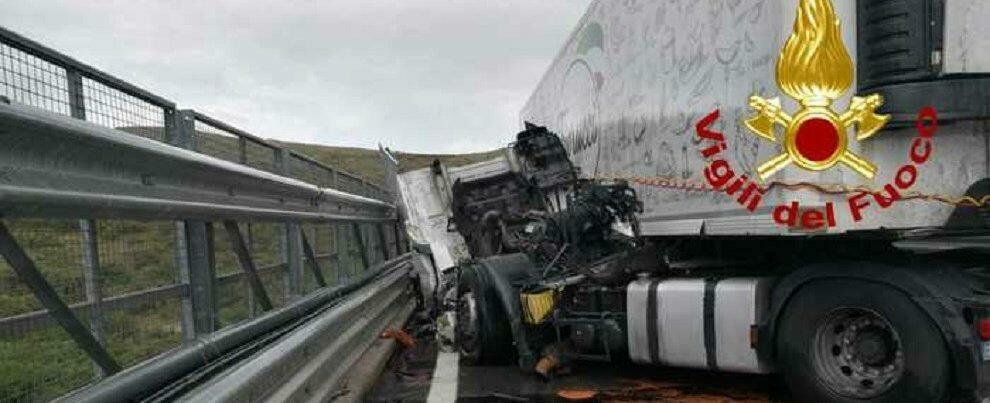 Camion contro guardrail, traffico bloccato sulla A2 nel tratto calabrese