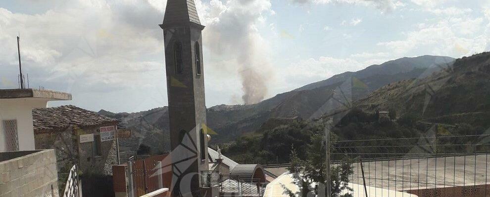 Incendio a Caulonia nei pressi del ponte per la frazione Strano