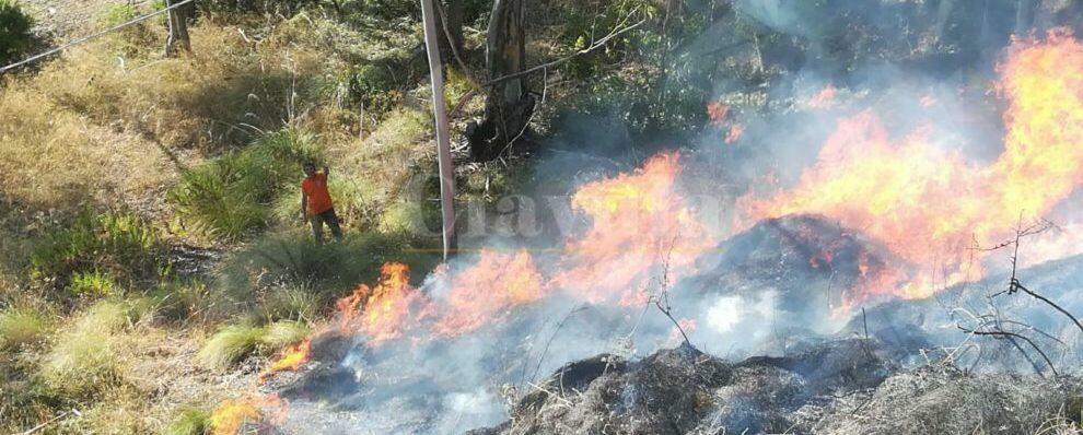 Incendio a Riace, interviene la protezione civile di Caulonia