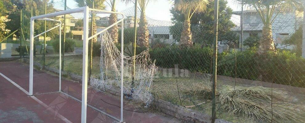 Distrutto il campetto da calcio nel parco giochi di Caulonia marina