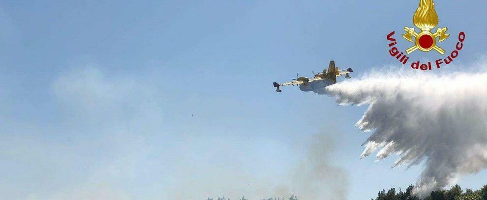 Vasto incendio in Calabria, richiesto l’intervento di un canadair