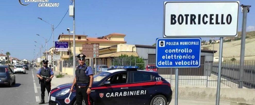 Atti sessuali con una 13enne adescata sui social in Calabria, in manette un autotrasportatore