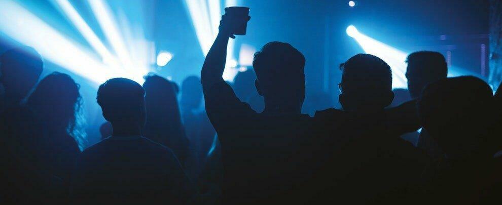 Numerosi giovani accalcati in un locale a ballare: chiusa una discoteca nel crotonese