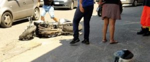 Scontro tra auto e moto davanti all’ufficio postale a Caulonia marina item-thumbnail