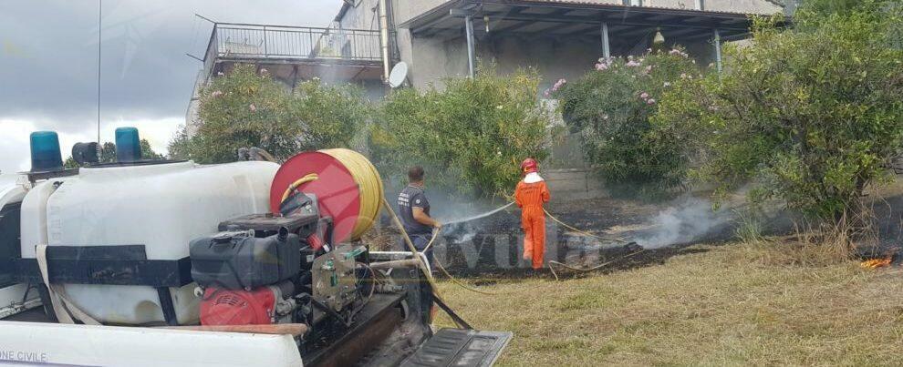 Incendio a Focà di Caulonia, la protezione civile al lavoro