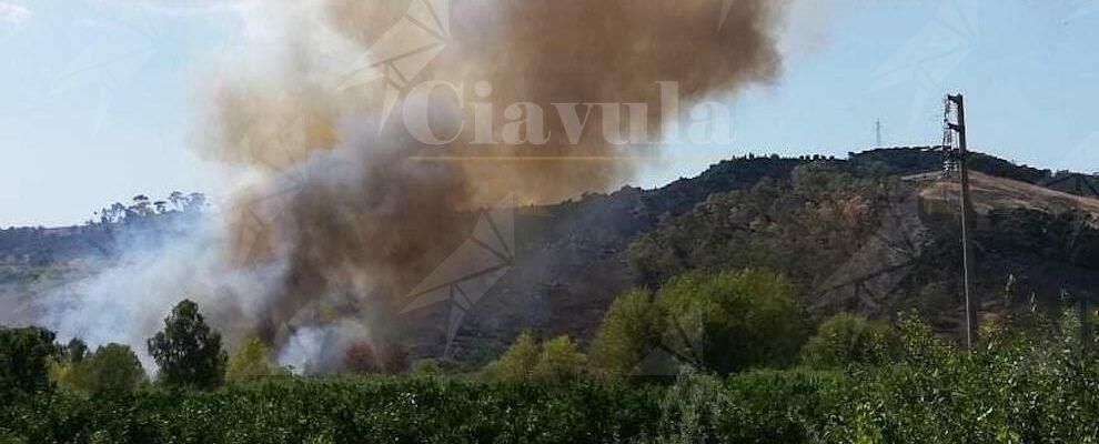 Caulonia, incendio in contrada Marano