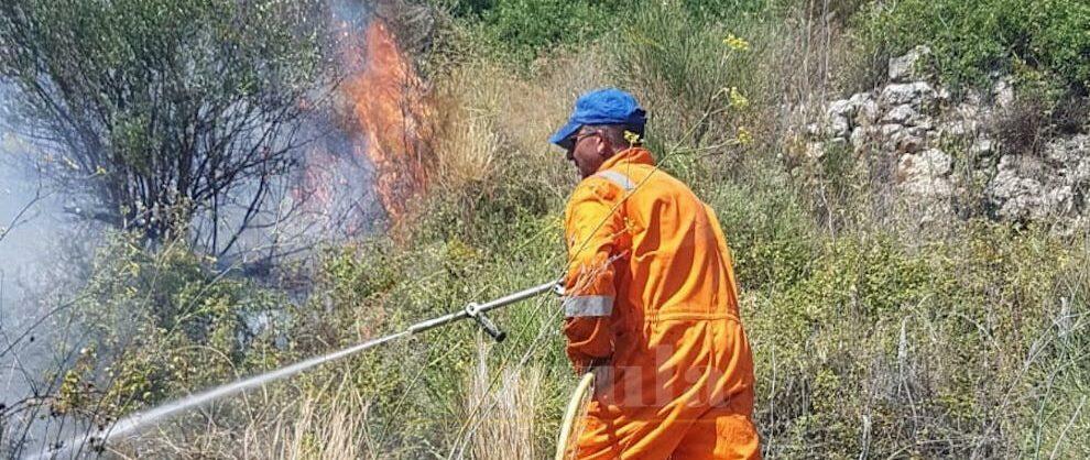 Grosso incendio a Ursini di Caulonia vicino alle abitazioni