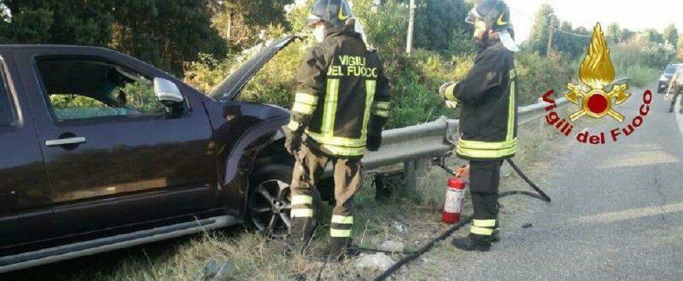 Calabria: auto trafitta dal guard rail dopo un incidente, una persona ferita