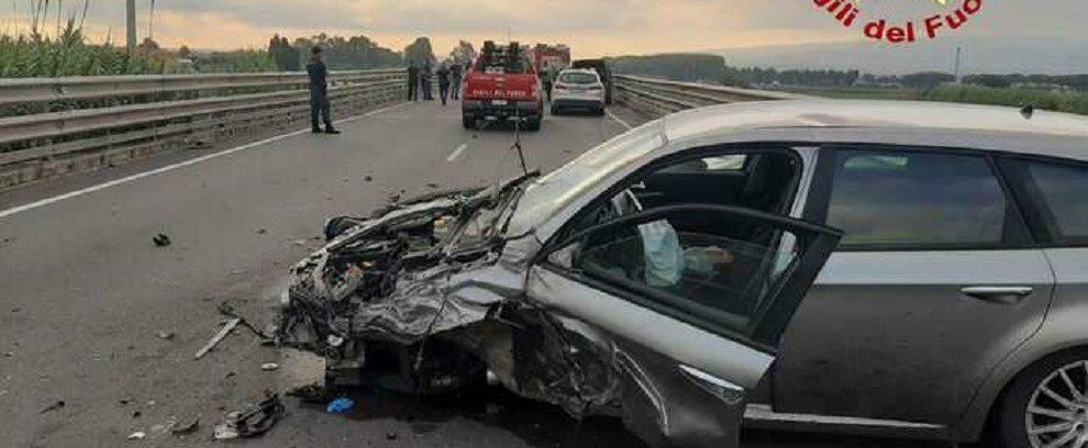 Terribile incidente stradale sulla S.S. 106 a Casignana tra pullman e auto