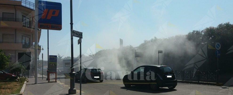 Furgone prende fuoco al centro di Caulonia marina