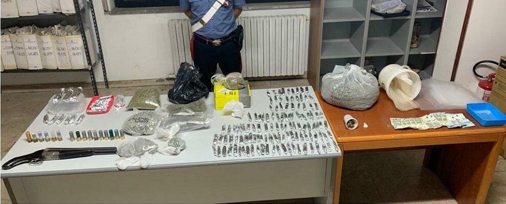 Beccato con un fucile a canne mozze, cocaina e oltre 2kg di marijuana: un arresto in Calabria