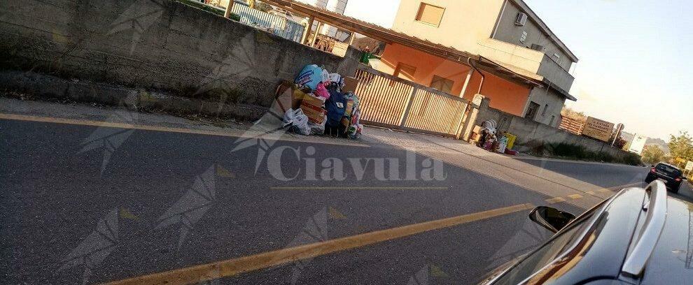 Caulonia, incivili abbandonano rifiuti per strada
