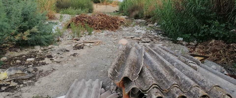 Locri, discarica a cielo aperto lungo la fiumara Gerace