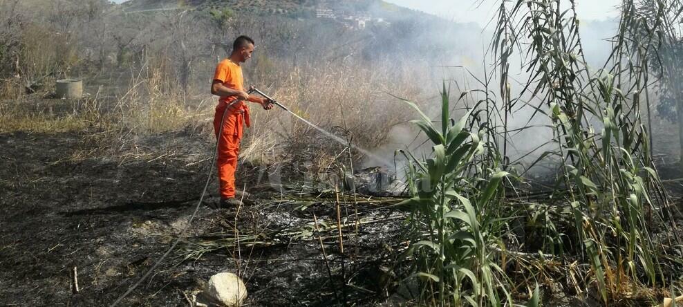 Incendio nella frazione cauloniese di Focà