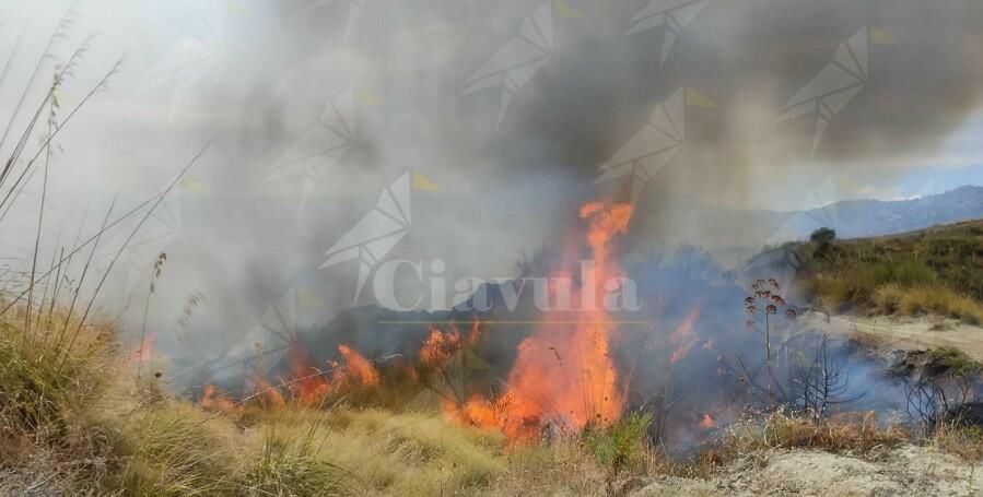 Grosso incendio in corso tra Caulonia e Placanica