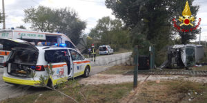 Perde il controllo dell’auto e si schianta contro un cancello item-thumbnail