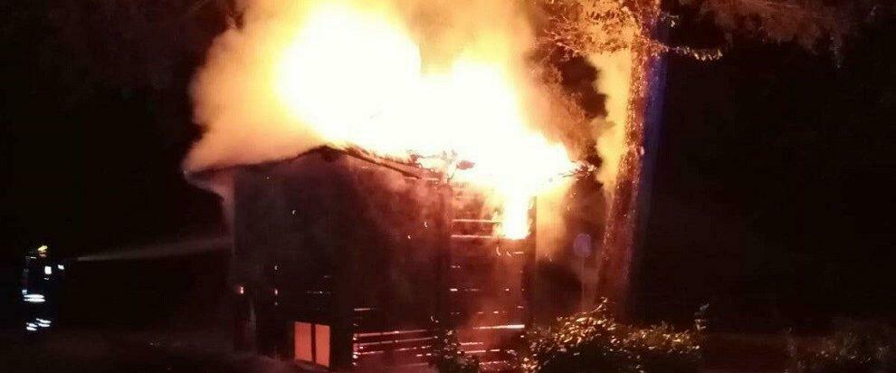 In fiamme una casetta di legno a Serra San Bruno, intervengono i vigili del fuoco