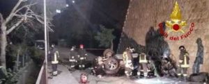 Perde il controllo dell’auto e fa un volo di oltre 20 metri, morto un ragazzo in Calabria item-thumbnail