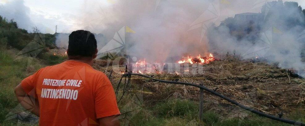 Spento dalla protezione civile di Caulonia un incendio nella frazione Caldarella di Stilo