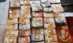 Maxi sequestri della polizia: rinvenuti oltre 100 kg di droga e quasi 390 mila euro in contanti. Arrestati anche due calabresi item-thumbnail