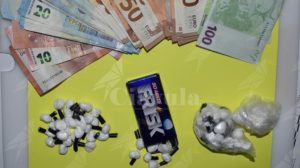 Trovato in possesso di 42 grammi di cocaina e 3.310 euro in contanti. Arrestato item-thumbnail