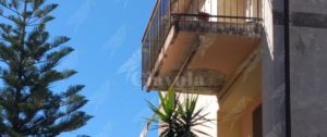 Segnalazione da Viale Magna Grecia a Caulonia: “Le case popolari perdono pezzi” item-thumbnail