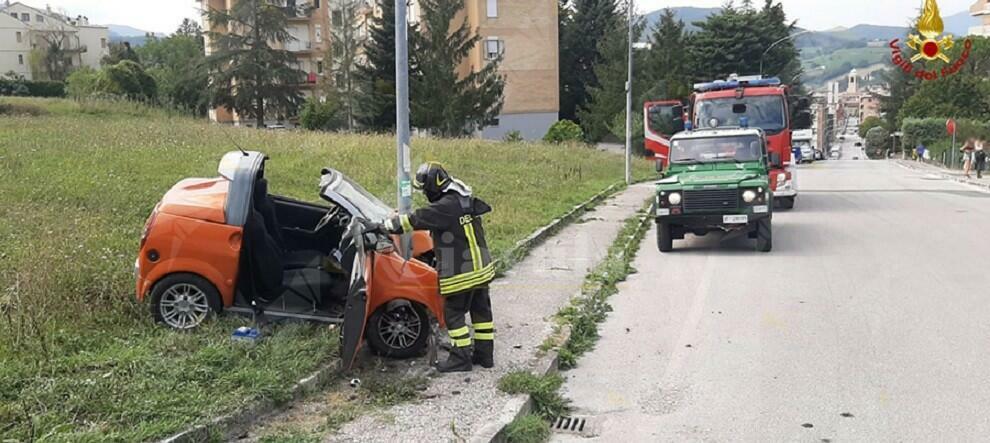 Auto esce di strada e si schianta contro un palo della luce